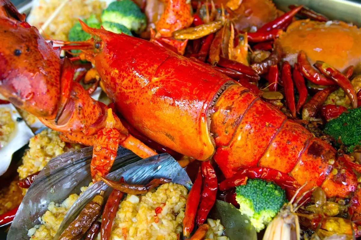 宵夜最能聯絡感情的，是這條巨型霸氣海鮮航母！