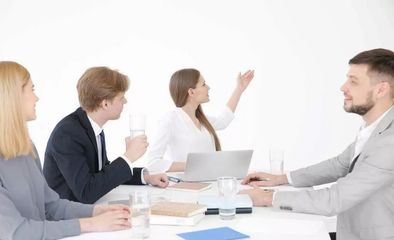 瞿海為益陽青年創新創業孵化基地揭牌并頒發入駐企業證書